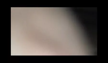 을 놓고 마른 여성의 성숙한 스타킹르 드레스