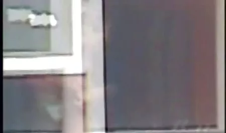 웃는 포르노 애니메이션 스타킹 갈색 머리에 자동차