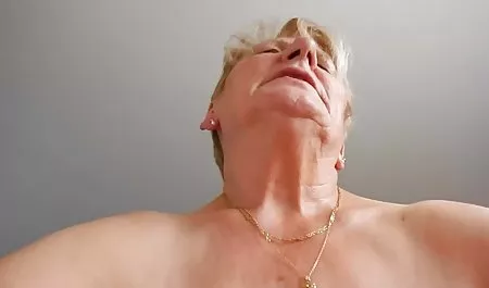 큰 음 깊은 곳에서 그녀의 엉덩이를 가진 플라스틱 포르노 항문에 스타킹