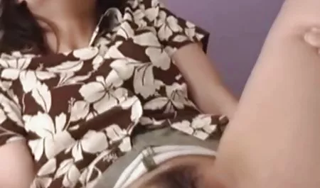 독특한 금발의 포르노에서는 스타킹을 가진 젊은 소녀의 매력