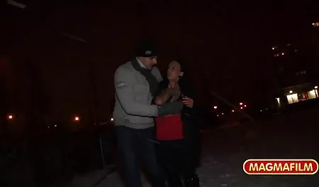 이 젊은 부부가 성에 시계 포르노에서 스타킹 hd 있는 숲