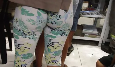 모니카의 포르노에서 스타킹 테이블에 바셀린