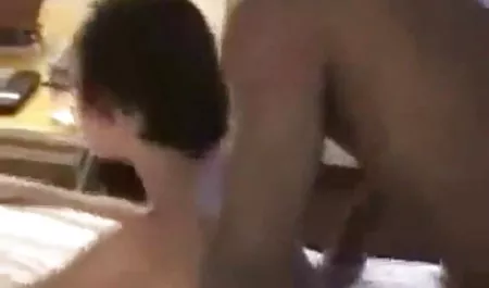아가씨가-라이언 맹연습의 열대 성서 드레스 및 스타킹 열어 충분