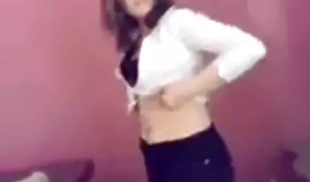 남자와 여자들은 외부 레즈비언 스트랩에 요가